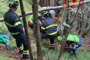 Si perde tra i boschi di Brancoli: escursionista tratto in salvo dai vigili del fuoco
