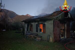 Villa Collemandina, incendio distrugge capanna in località Pianacci: vano l’intervento dei vigili del fuoco