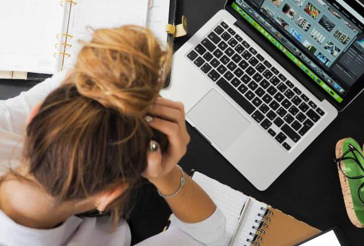 Ragazza disperata dinanzi al pc mentre prova a controllare gli sviluppi del TFR - foto Pexels - LaGazzettadelSerchio.it