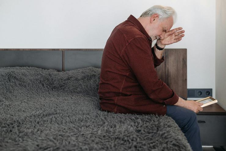 Uomo triste seduto a bordo del letto - foto Pexels - Lagazzettadelserchio.it