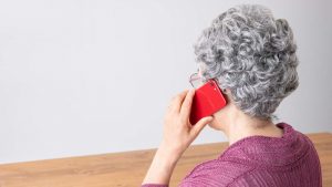 Anziana risponde al cellulare