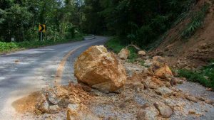 Una frana blocca una strada di montagna