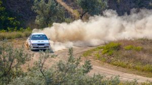 Auto da rally in campagna