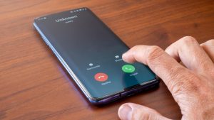 Smartphone che squilla da parte di uno sconosciuto