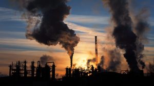 Ciminiere che emettono fumi inquinanti