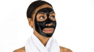Persona fa la skin care