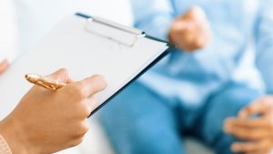Psicologa ascolta un paziente