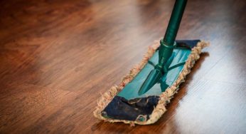 Candeggina sul pavimento | Stai rovinando casa senza saperlo: l’errore che fanno in tanti, dovrai risarcire il Condominio