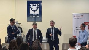 Mario Pardini e gli studenti di Sala bar
