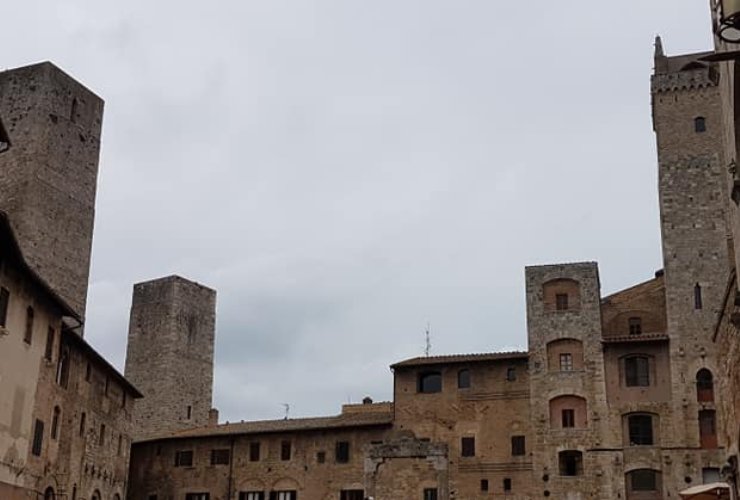 La città con le torri gemelle toscane