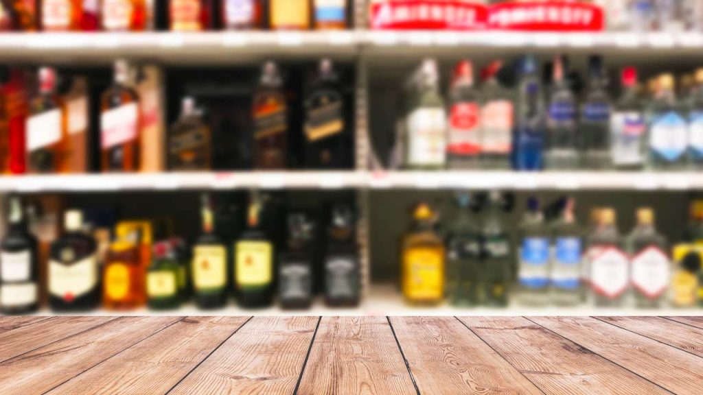 Ripiano di liquori al supermercato