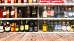 Ripiano di liquori al supermercato