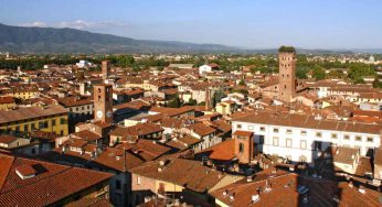 Sembra la Torre di Pisa e invece è stata rinvenuta nel cuore di Lucca | È davvero spettacolare, i turisti sono pronti all’assalto