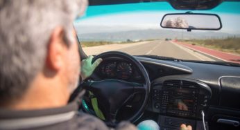 Addio patente, a 75 anni ti fanno spegnere la macchina e accendere il deambulatore | Da domani tutti in Taxi