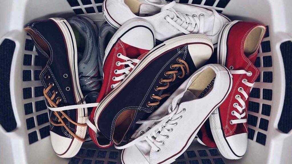 Scarpe nel cesto