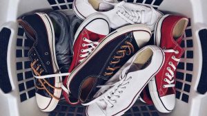 Scarpe nel cesto