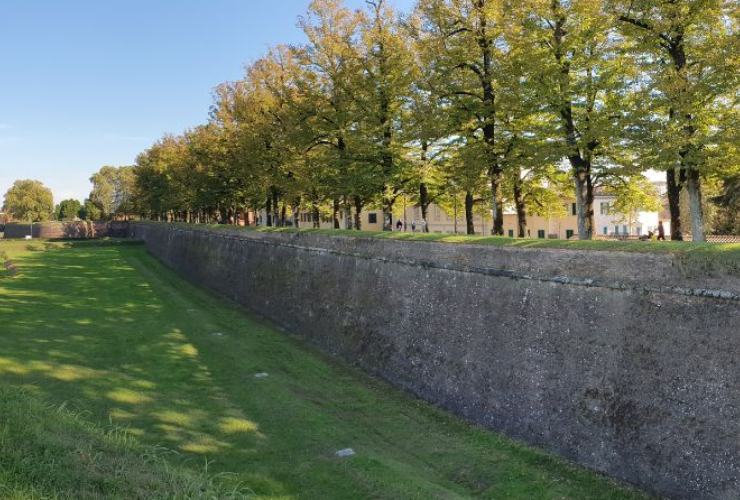 Un paese che riemerge vicino Lucca