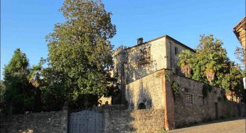 Tra montagne e colline toscane si cela il vero BORGO DEL MEDIOEVO | Qui di euro e lire nemmeno l’ombra