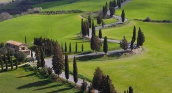 Su un basso colle della Toscana nasce il BORGO CARTOLINA | Il selfie non serve, te lo scattano dai balconi e ti danno una copia