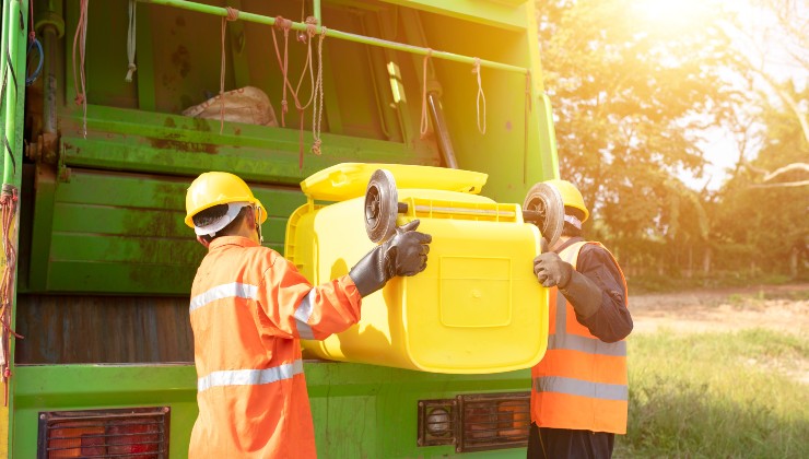 Operatori ecologici raccolgono rifiuti