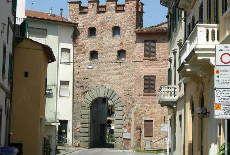Altopascio, porta fiorentina o vettori - foto wikimedia commons - lagazzettadelserchio.it