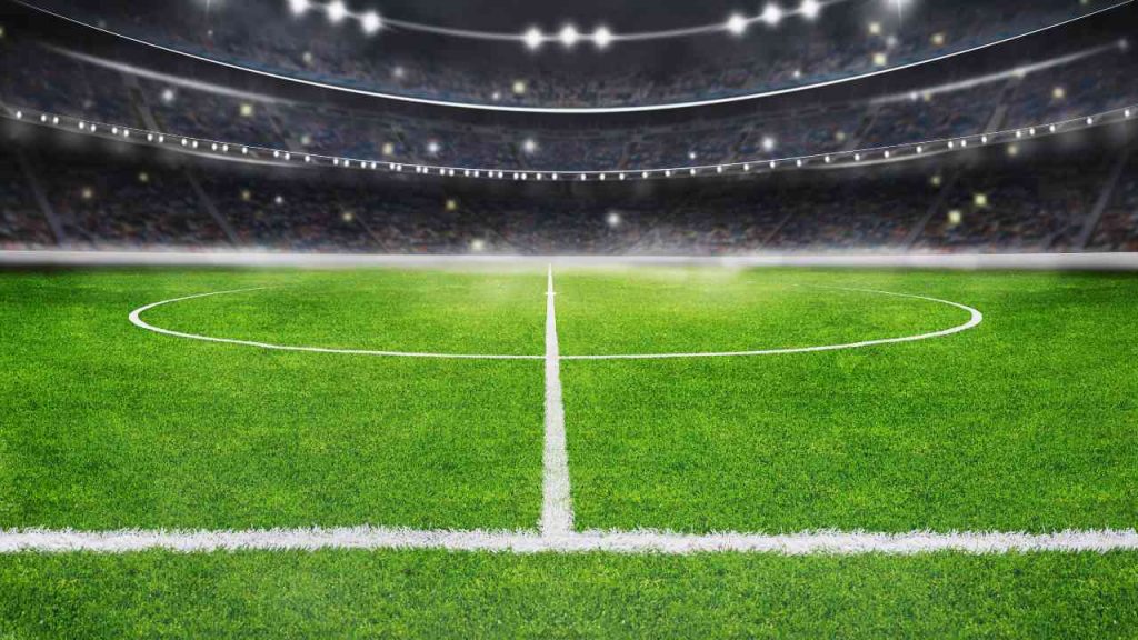 Visione del campo di calcio da centrocampo