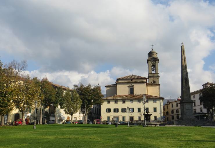 Castel del Piano, Piazza Garibaldi - foto wikimedia commons - lagazzettadelserchio.it