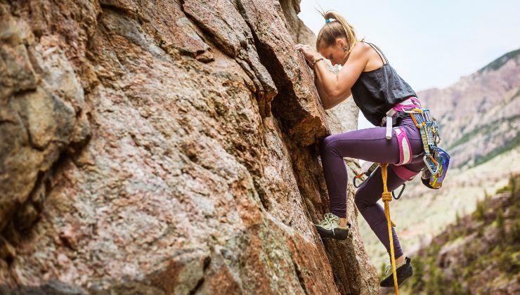 Ragazza si arrampica su una parete