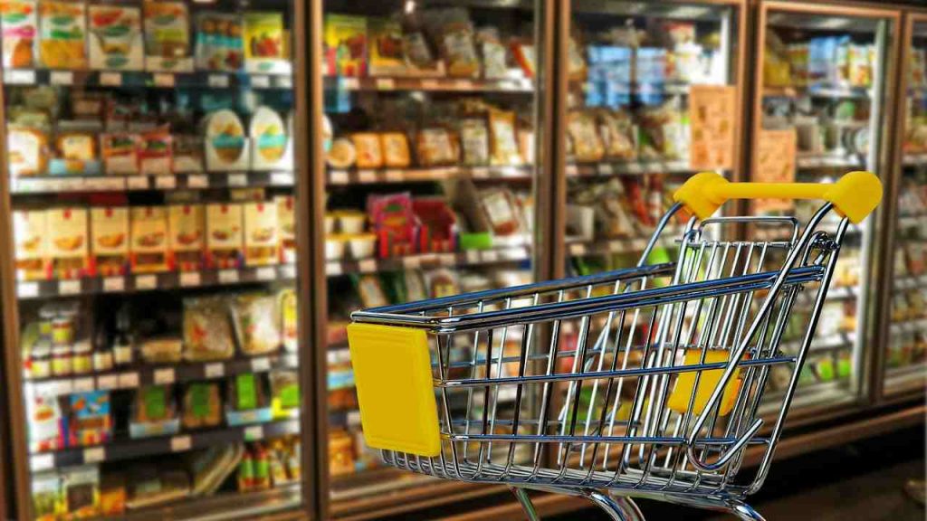 Scaffali del supermercato con al centro il carrello