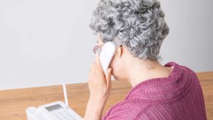 Signora anziana al telefono