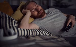perché non devi dormire con la tv accesa