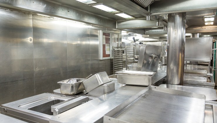 Cucina di un ristorante in acciaio.