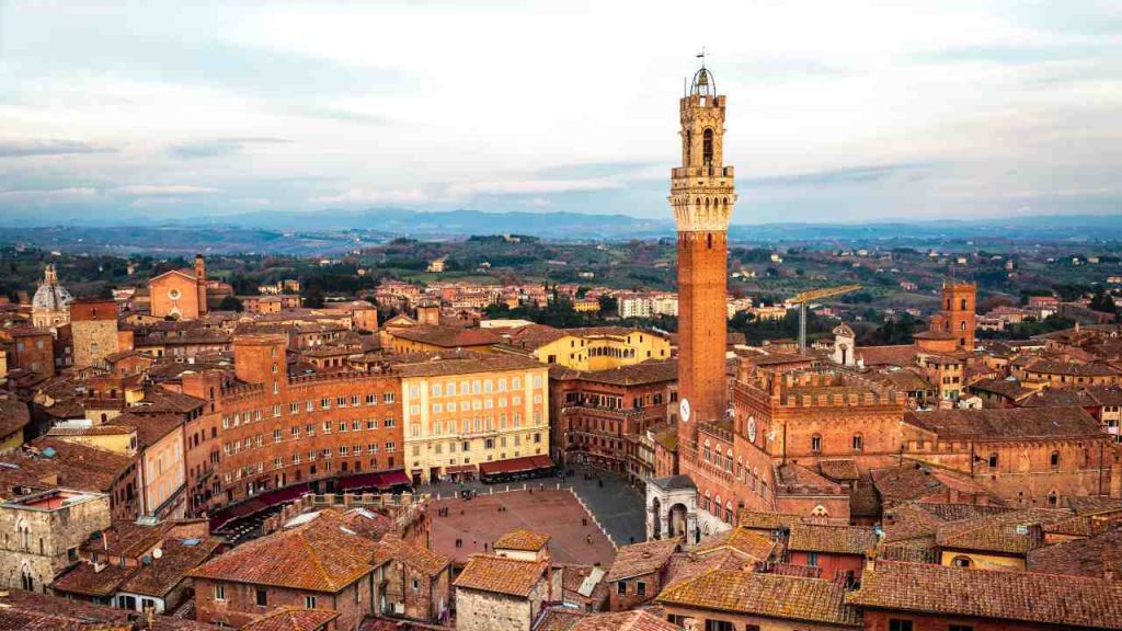 Siena: Piazza del Campo e Torre del Mangia - lagazzettadelserchio.it - Fonte: StockAdobe