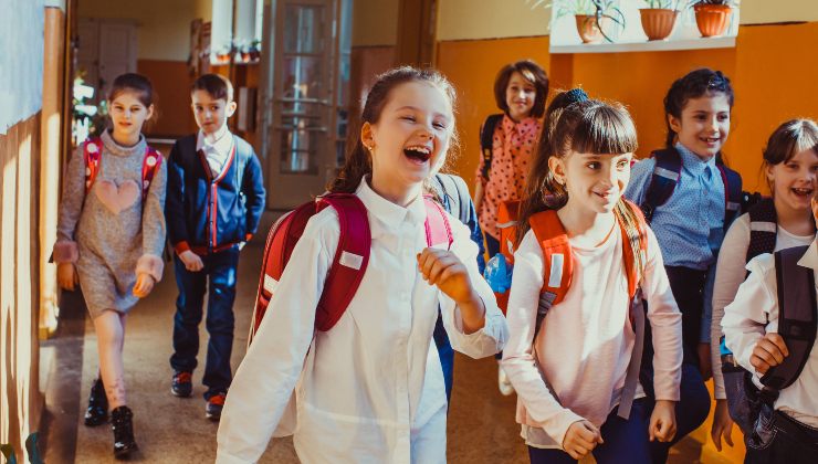 Bimbi nel corridoio di scuola
