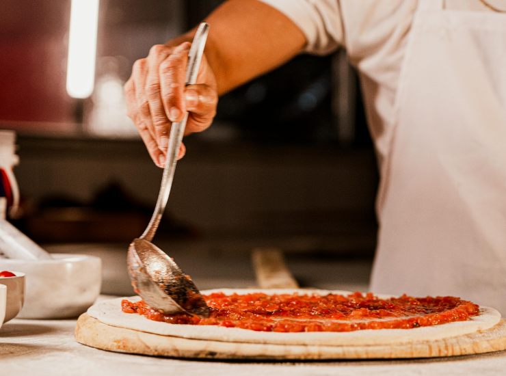 Chef prepara la pizza 