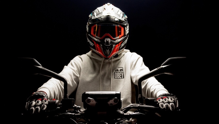 Motociclista giovane