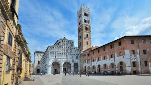 Panorama di piazza Duomo a Lucca